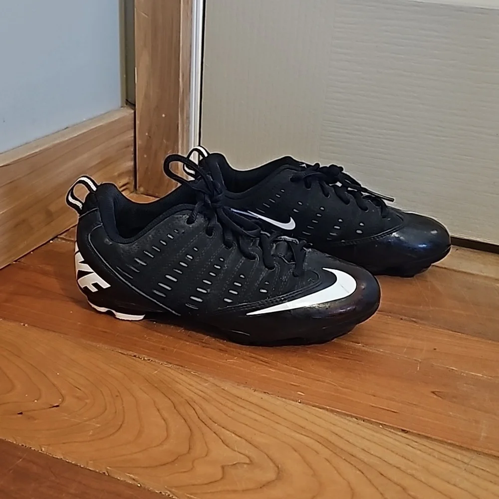 Kids nike size 3.5 cleats - Picture 1 of 6